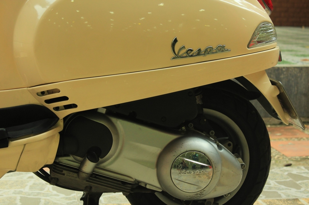 Sơn xe Vespa LX 125 màu vàng nhạt zin cực đẹp