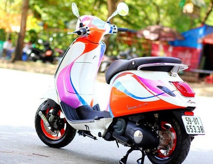 Vespa sơn phối màu cực tươi tắn